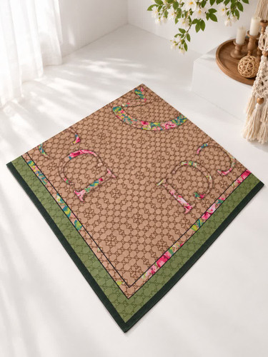 روسری ساتن حریر قواره ۱۲۰ طرح گوچی